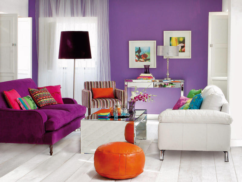Cómo combinar un sofá purpura con la decoración de tu sala de estar